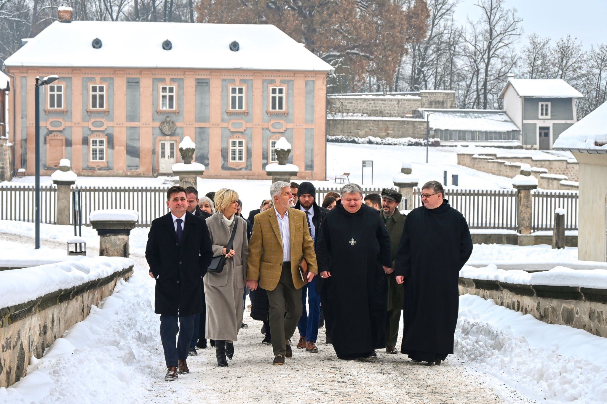 Prezident Petr Pavel při vstupu do Kláštera Broumov